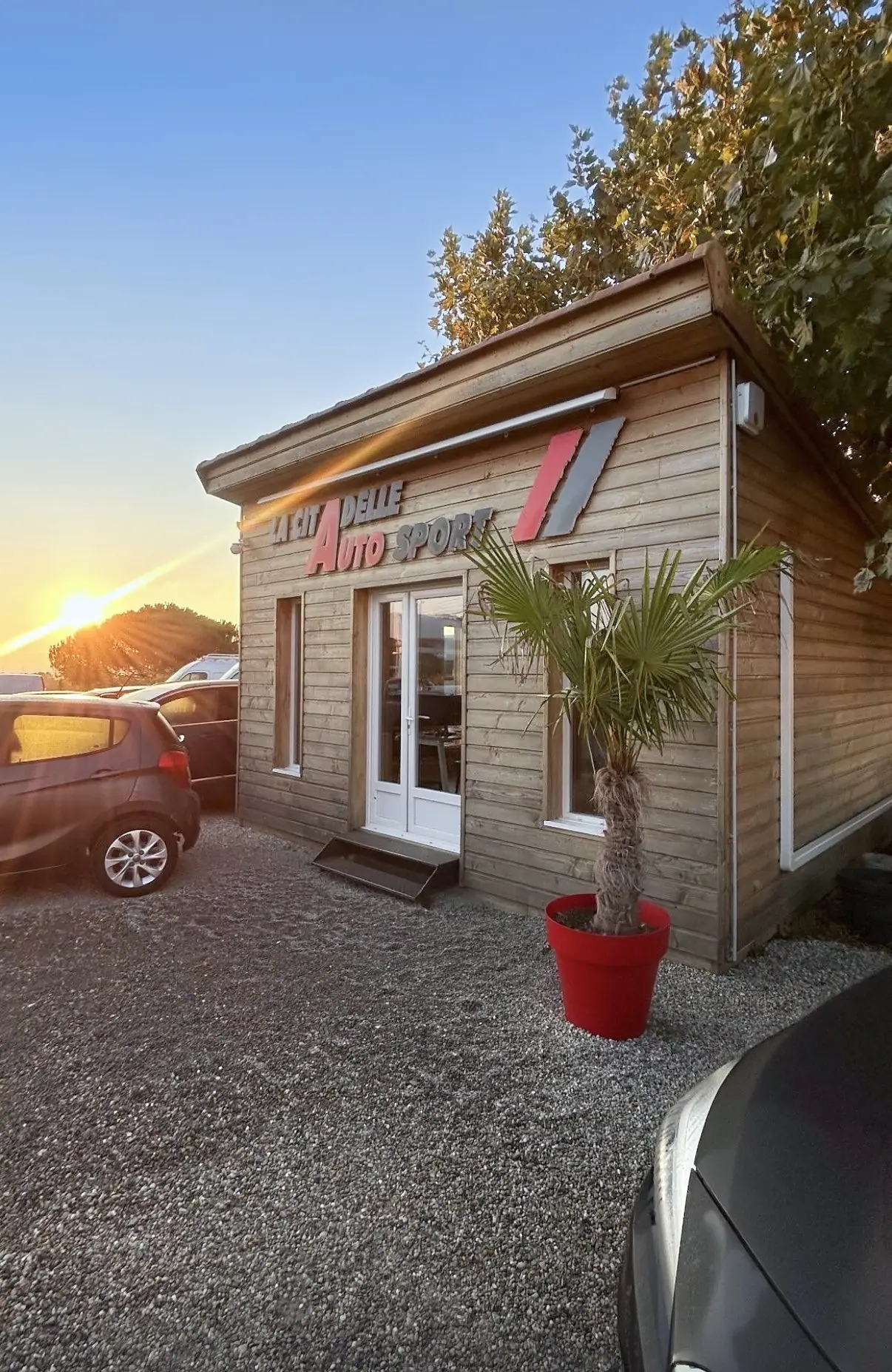 Le chalet de La Citadelle Auto Sport sous le ciel bleu