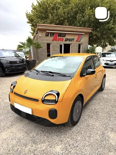 Renault Twingo devant le chalet de La Citadelle Auto Sport