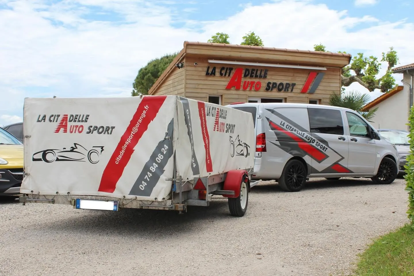 La remorque bâchée et l’utilitaire aux couleurs de La Citadelle Auto Sport devant le chalet