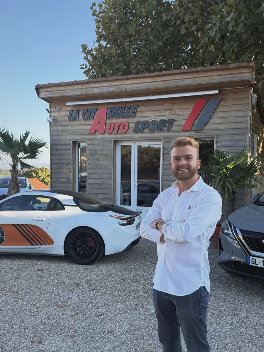 Bastien Buisson, bras croisés devant le chalet La Citadelle Auto Sport